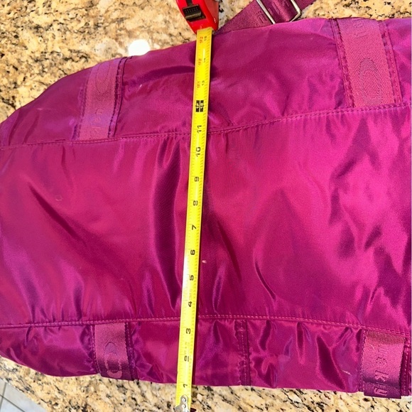 OAKLEY Duffle Bag.Perfect for the Gym or Travel. Beautiful fun Wine Maroon Color - Picture 4 of 7